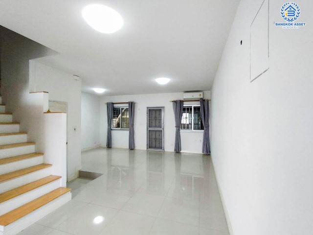 ทาวน์เฮ้าส์มือสอง โครงการ แกรนด์พลีโน่ รัตนาธิเบศร์ บนเนื้อที่ 18.6 ตร.ว. ฟังก์ชัน 3 ห้องนอน 2 ห้องน้ำ 1 ที่จอดรถ ทำเลดี เชื่อมต่อถนนติวานนท์ ถนนรัตนาธิเบศร์ ถนนนครอินทร์ ถนนราชพฤกษ์ ใกล้รถไฟฟ้าสายสีม่วง "สถานีบางพลู" และทางด่วน "ศรีรัช"